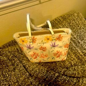 Brand new pocketbook never used. It’s a tote bag, so adorable, great gift.